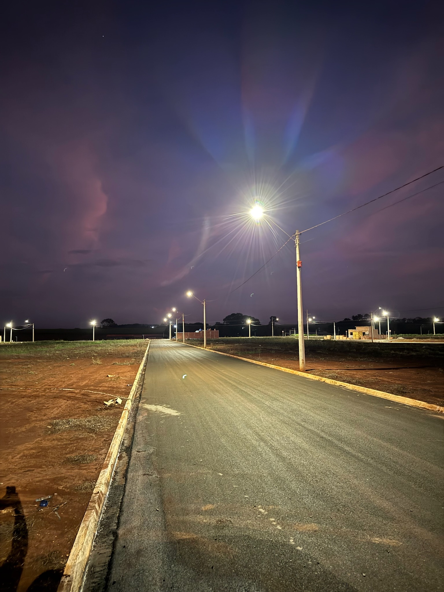 Infraestrutura Royal Park - Rua Noturna com Iluminacao